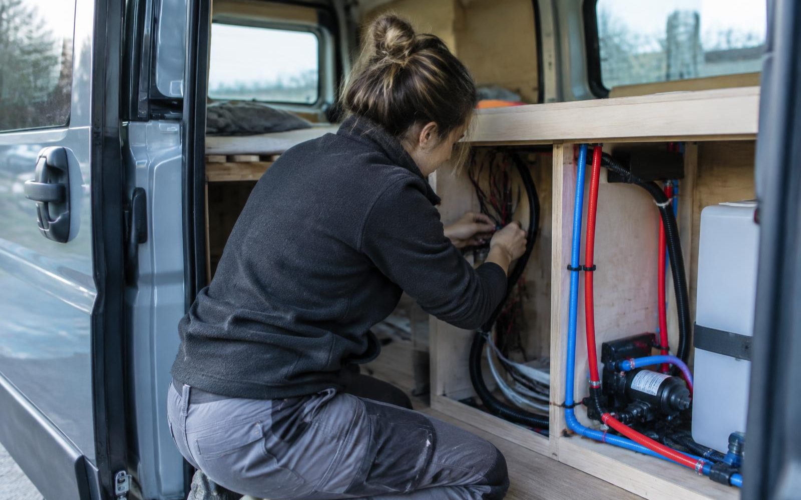 Monteur werkt aan de installatie in een camper